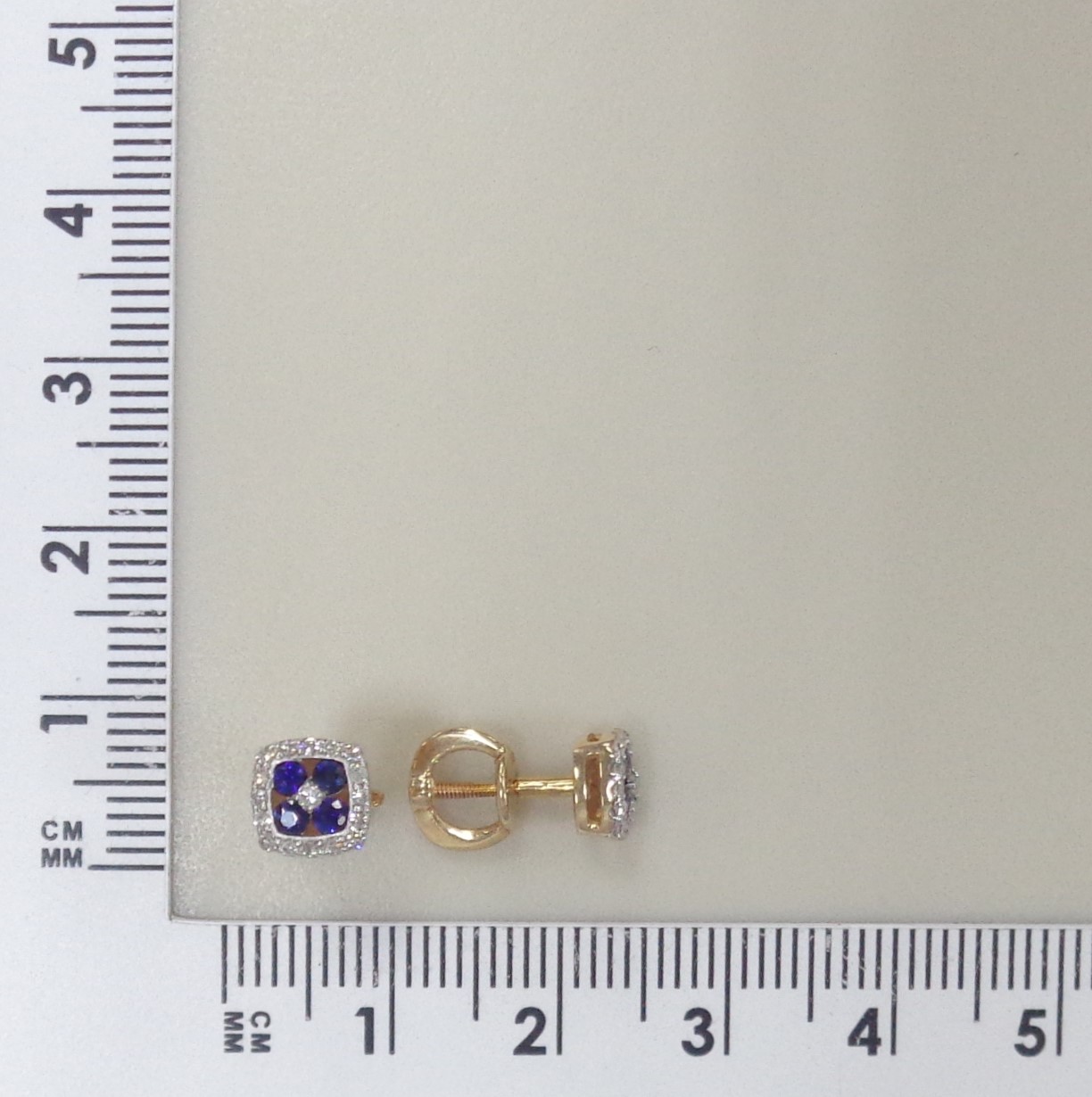 Золотые серьги-пусеты 585 пробы; родий; вставки 8 Сапфир 0,306 2/2; 2 Бр.Кр-17 0,015 2/2А; 32 Бр.Кр-